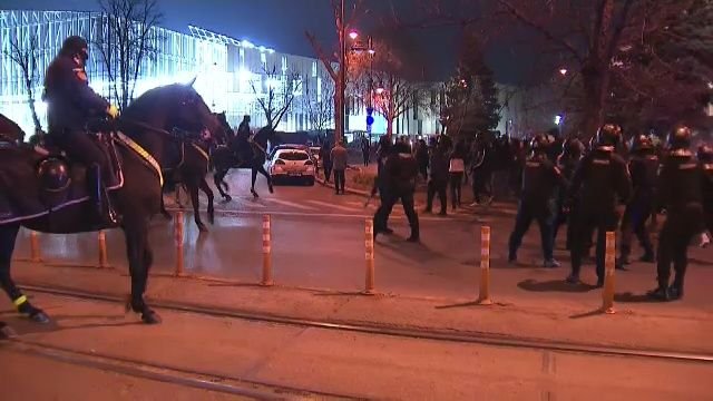 Incidente înainte de Dinamo - UTA, cu ultrașii Stelei la meci! Jandarmeria a folosit gaze lacrimogene_7