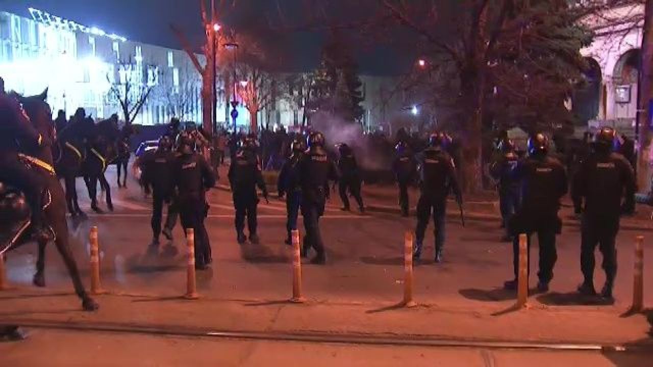 Incidente înainte de Dinamo - UTA, cu ultrașii Stelei la meci! Jandarmeria a folosit gaze lacrimogene_8