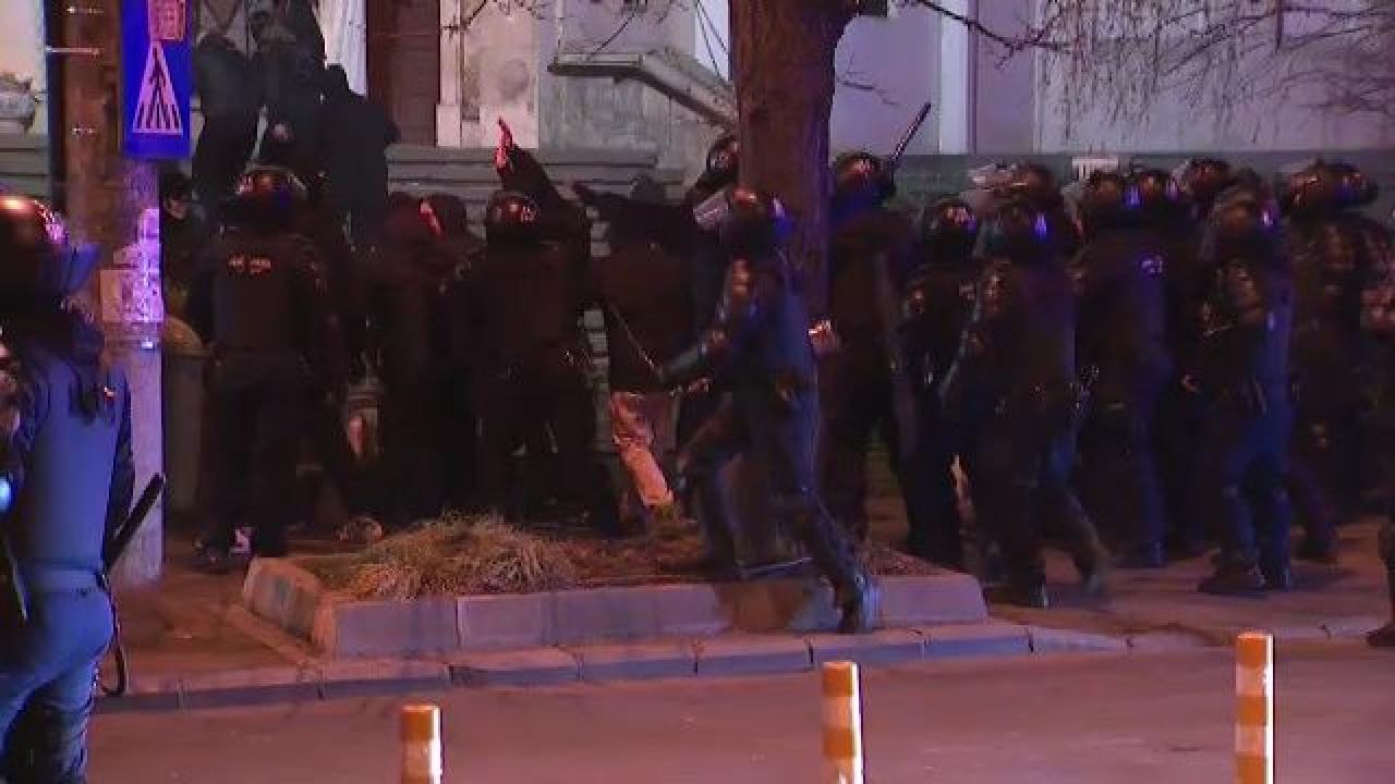Incidente înainte de Dinamo - UTA, cu ultrașii Stelei la meci! Jandarmeria a folosit gaze lacrimogene_9