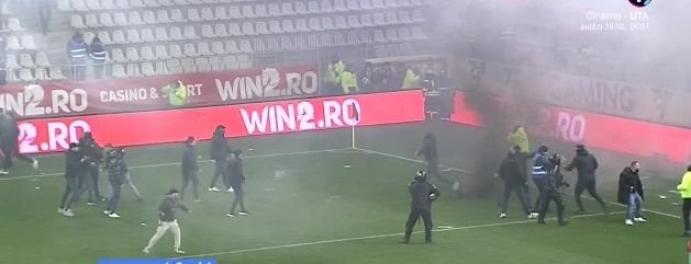 Bătaie pe teren chiar înainte de Dinamo - UTA! Jandarmii au intervenit_2
