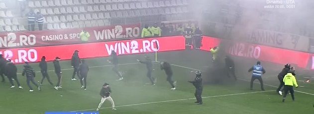 Bătaie pe teren chiar înainte de Dinamo - UTA! Jandarmii au intervenit_3