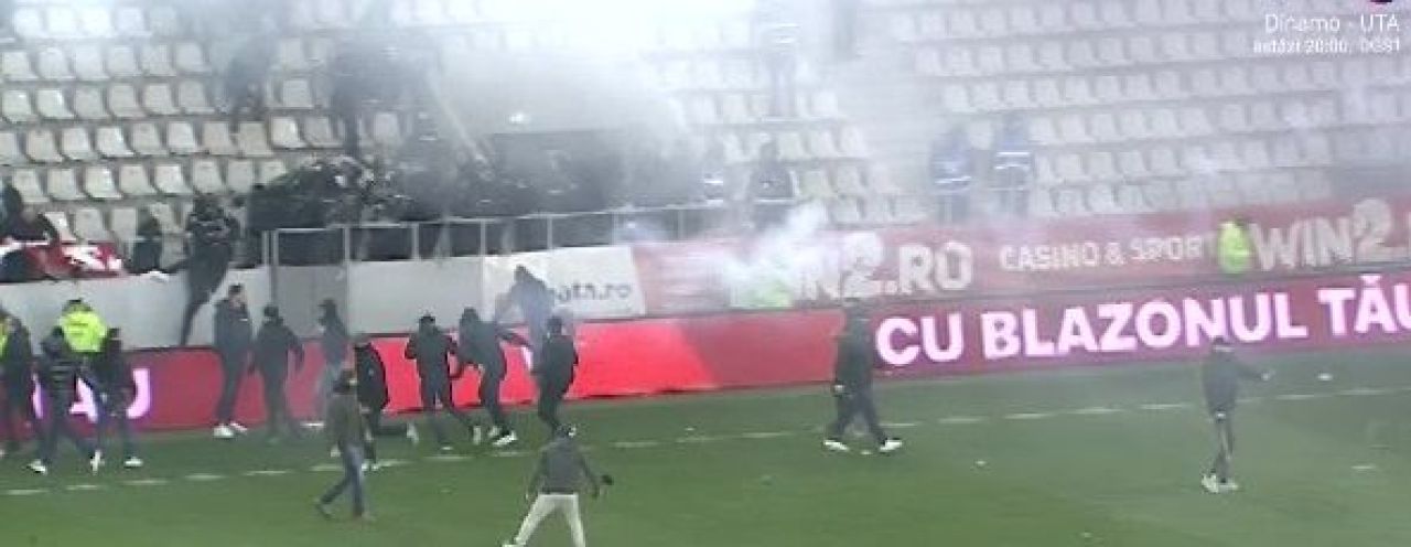 Bătaie pe teren chiar înainte de Dinamo - UTA! Jandarmii au intervenit_4