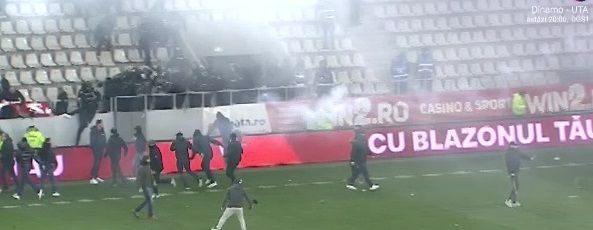 Bătaie pe teren chiar înainte de Dinamo - UTA! Jandarmii au intervenit_4