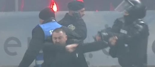 Bătaie pe teren chiar înainte de Dinamo - UTA! Jandarmii au intervenit_6