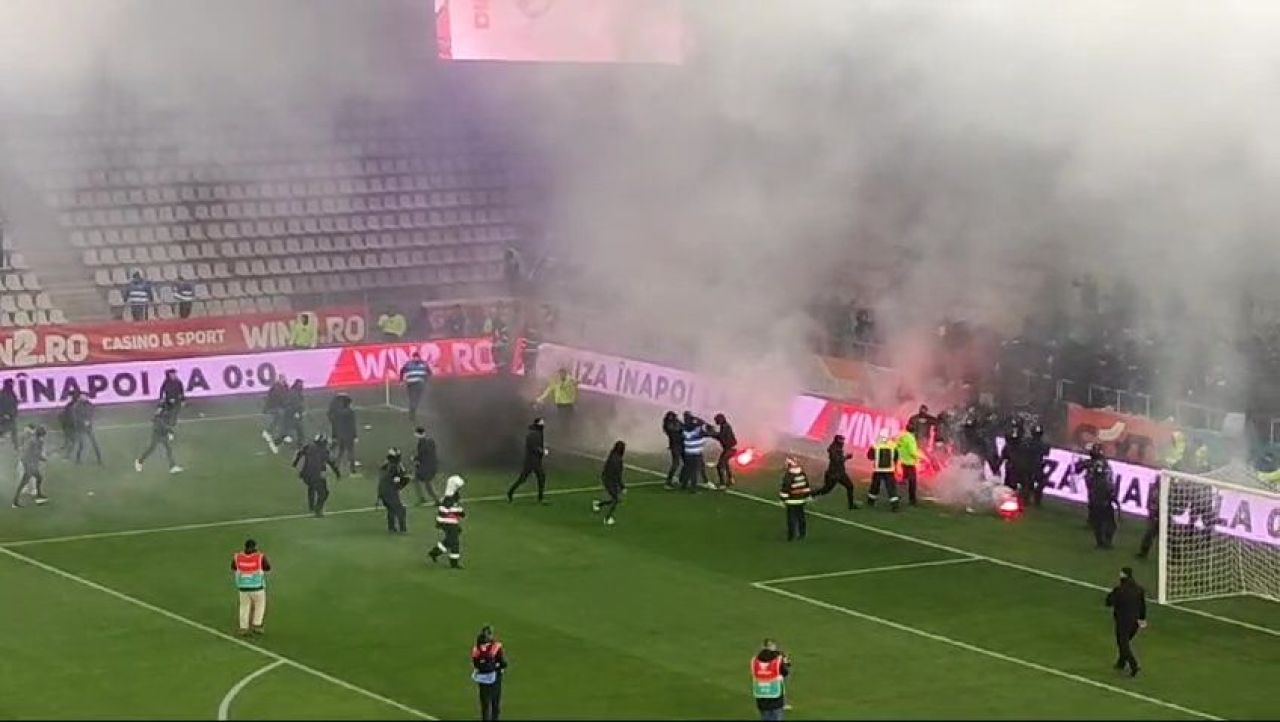 Bătaie pe teren chiar înainte de Dinamo - UTA! Jandarmii au intervenit_11