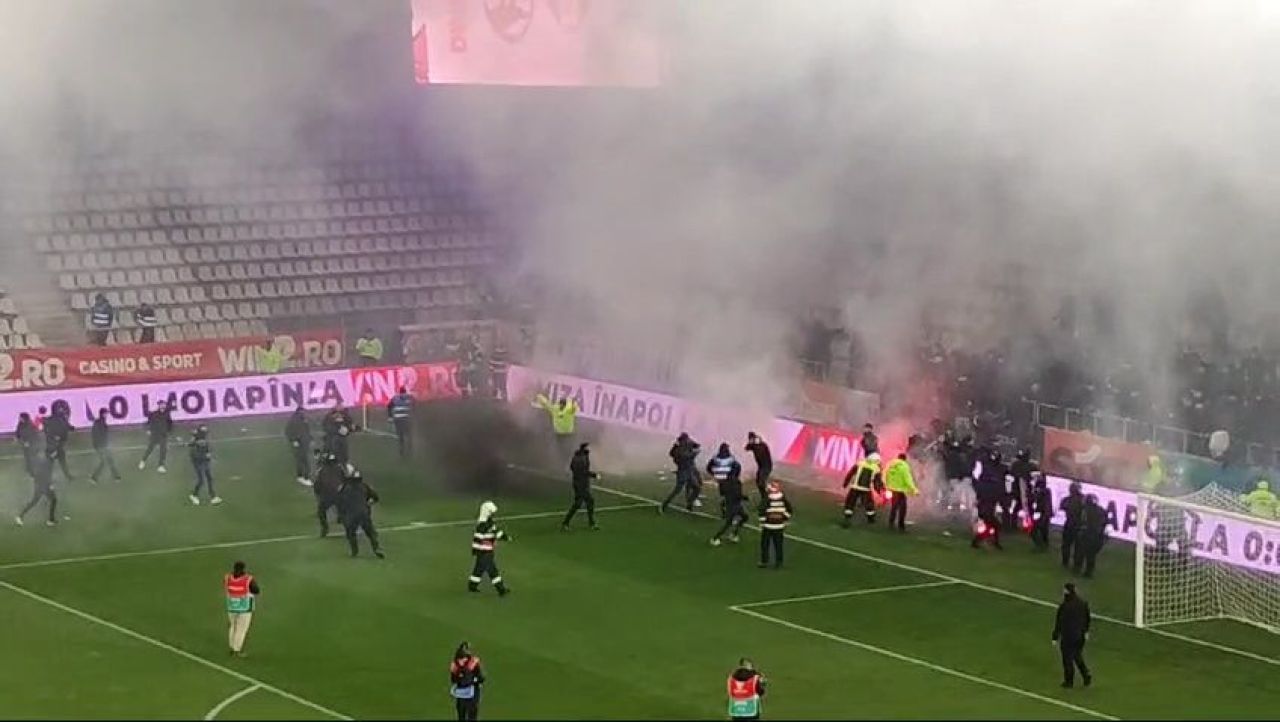 Bătaie pe teren chiar înainte de Dinamo - UTA! Jandarmii au intervenit_12