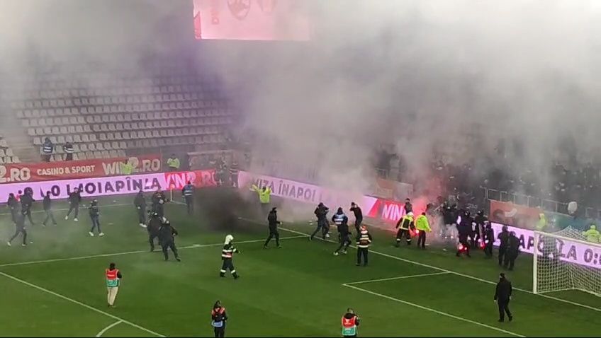 Bătaie pe teren chiar înainte de Dinamo - UTA! Jandarmii au intervenit_12