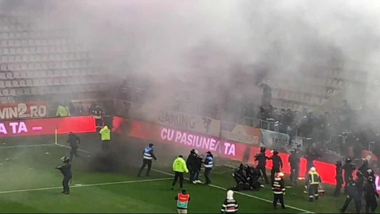 Bătaie pe teren chiar înainte de Dinamo - UTA! Jandarmii au intervenit_13