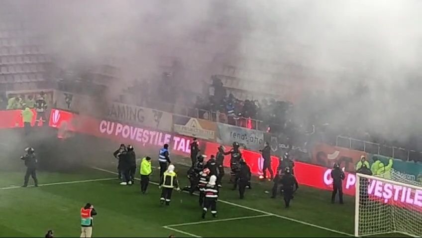 Bătaie pe teren chiar înainte de Dinamo - UTA! Jandarmii au intervenit_14