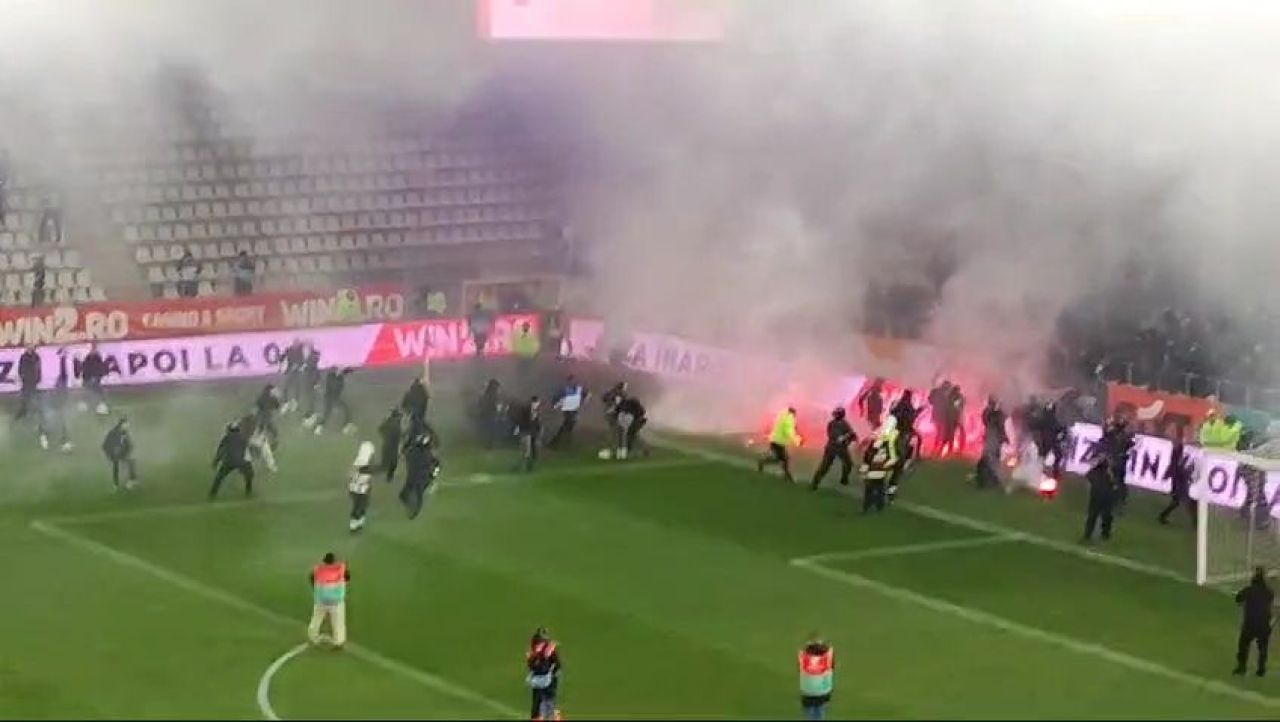 Bătaie pe teren chiar înainte de Dinamo - UTA! Jandarmii au intervenit_15