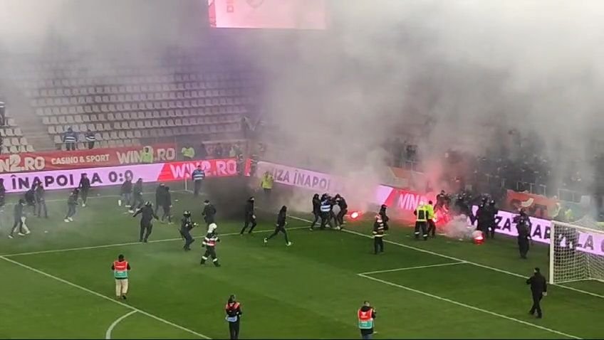 Bătaie pe teren chiar înainte de Dinamo - UTA! Jandarmii au intervenit_18
