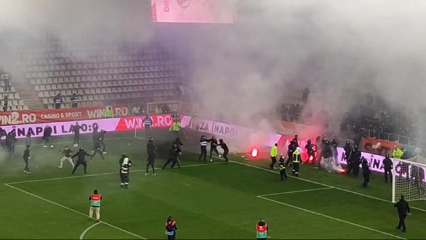 Bătaie pe teren chiar înainte de Dinamo - UTA! Jandarmii au intervenit_21