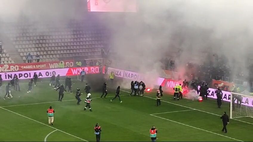 Bătaie pe teren chiar înainte de Dinamo - UTA! Jandarmii au intervenit_22