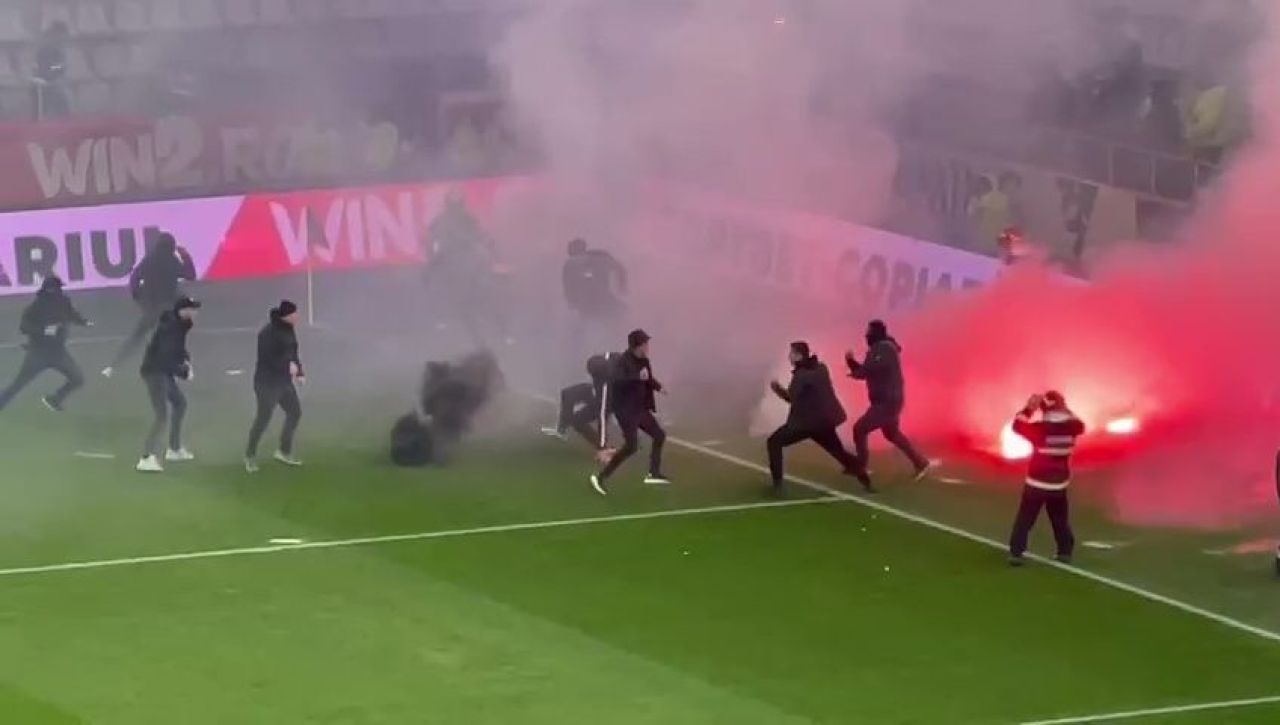 Bătaie pe teren chiar înainte de Dinamo - UTA! Jandarmii au intervenit_28