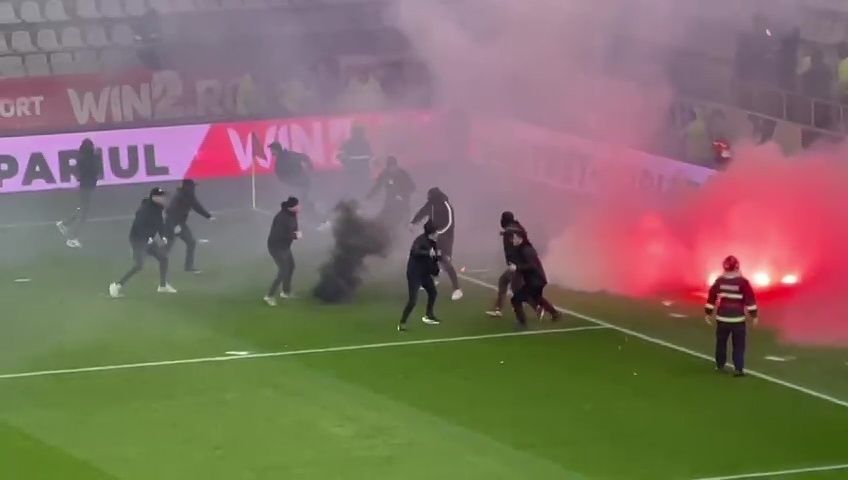 Bătaie pe teren chiar înainte de Dinamo - UTA! Jandarmii au intervenit_1