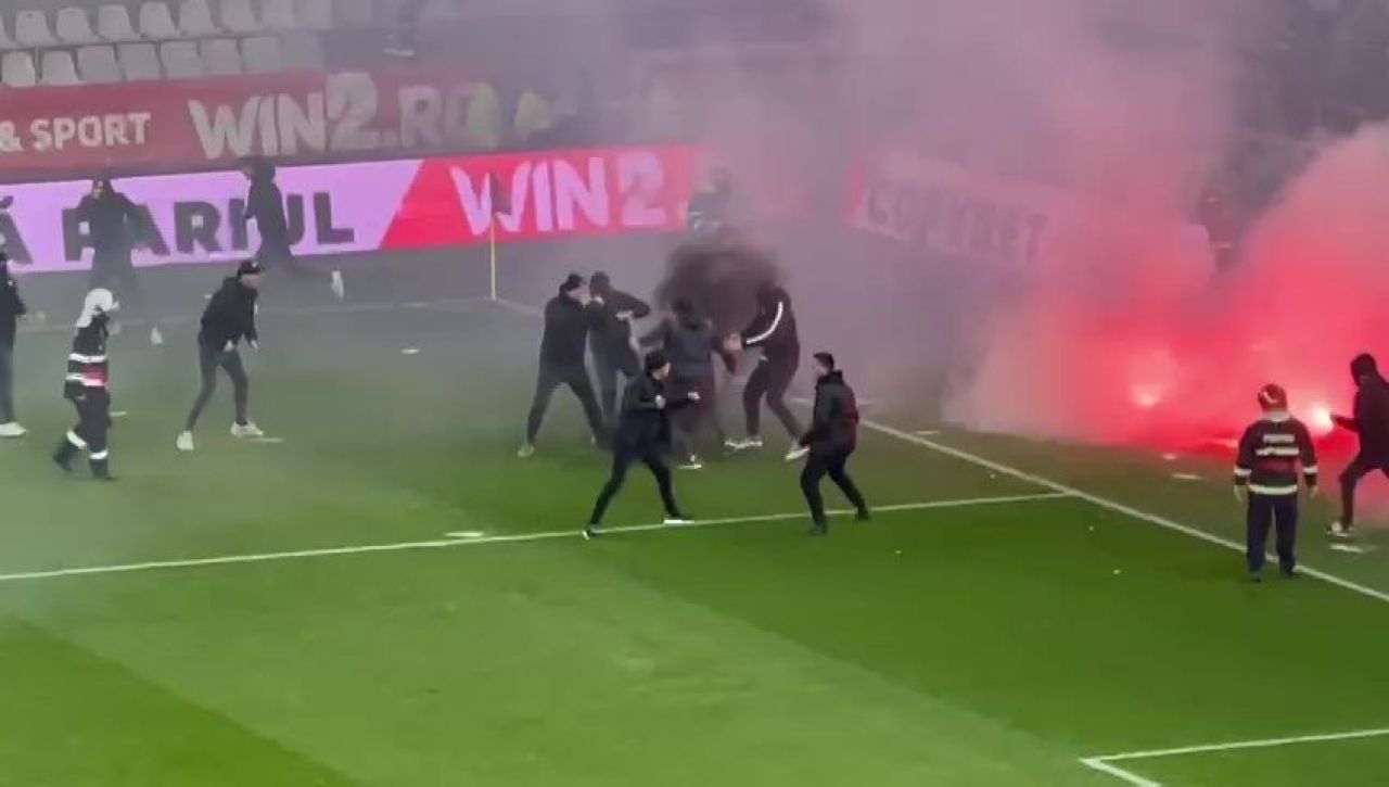 Bătaie pe teren chiar înainte de Dinamo - UTA! Jandarmii au intervenit_29