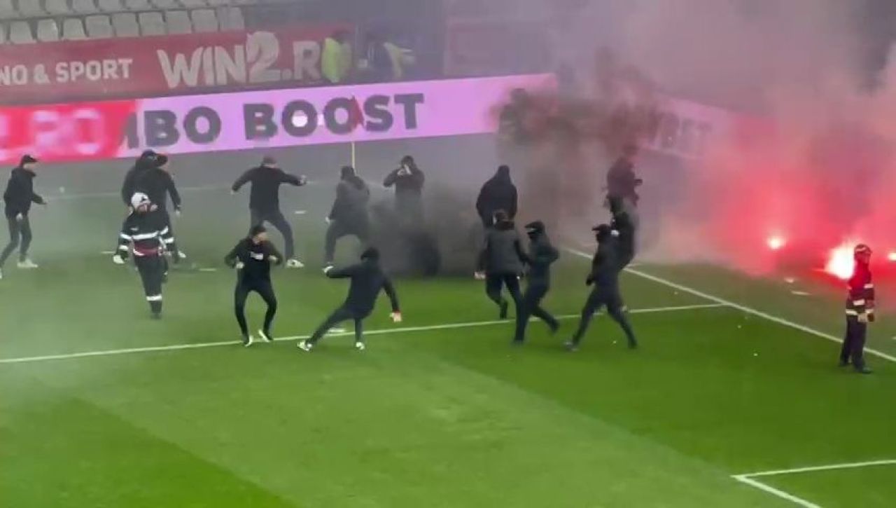 Bătaie pe teren chiar înainte de Dinamo - UTA! Jandarmii au intervenit_31