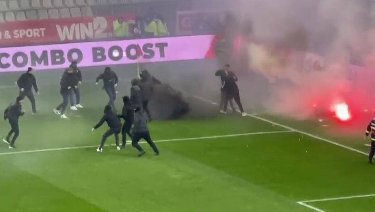 Bătaie pe teren chiar înainte de Dinamo - UTA! Jandarmii au intervenit_32