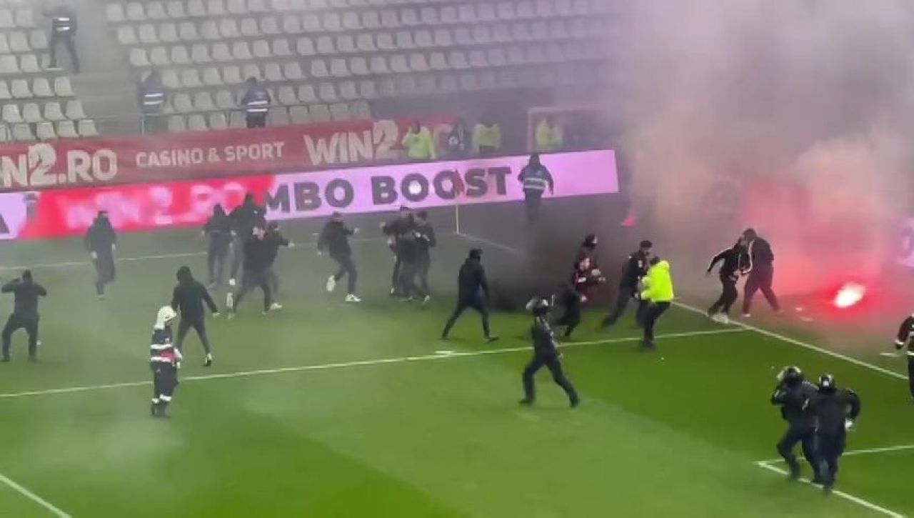 Bătaie pe teren chiar înainte de Dinamo - UTA! Jandarmii au intervenit_34