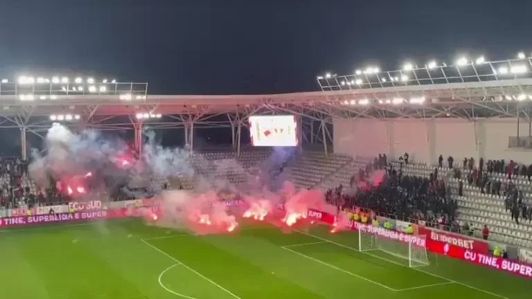 Bătaie pe teren între fani înainte de Dinamo - UTA Arad