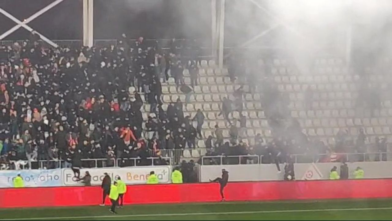 Reacția Jandarmeriei după bătaia de pe teren de la Dinamo - UTA. Ce au făcut ultrașii Stelei înainte de meci_3
