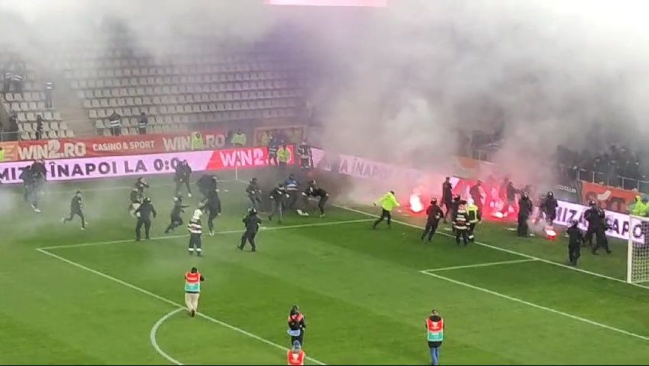 Reacția Jandarmeriei după bătaia de pe teren de la Dinamo - UTA. Ce au făcut ultrașii Stelei înainte de meci_5