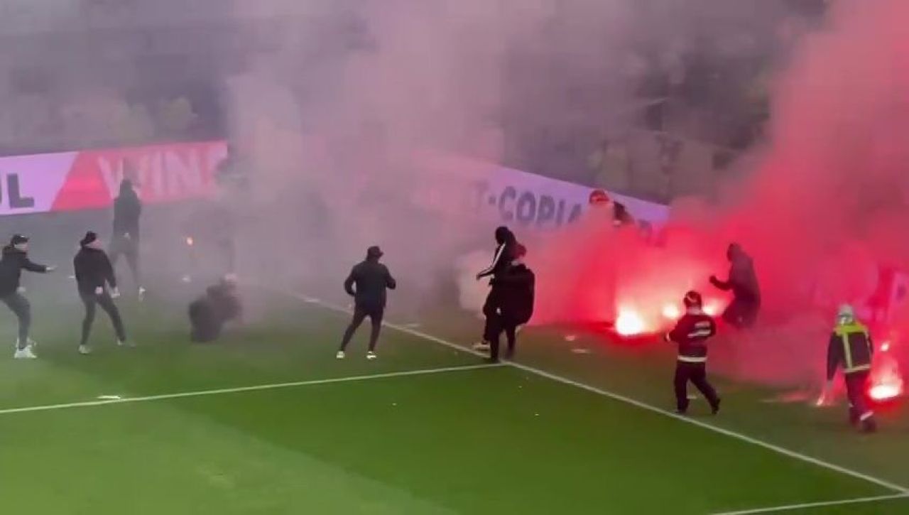 Reacția Jandarmeriei după bătaia de pe teren de la Dinamo - UTA. Ce au făcut ultrașii Stelei înainte de meci_12
