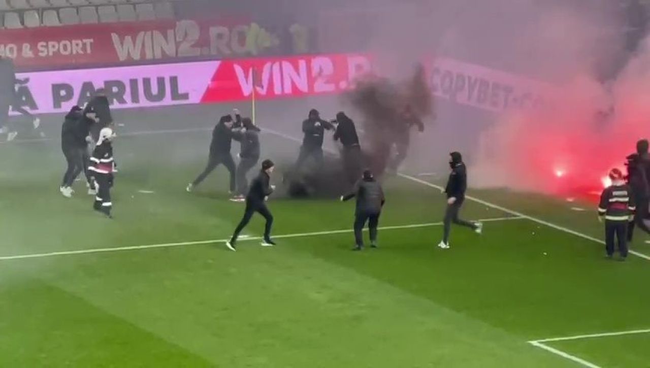 Reacția Jandarmeriei după bătaia de pe teren de la Dinamo - UTA. Ce au făcut ultrașii Stelei înainte de meci_15
