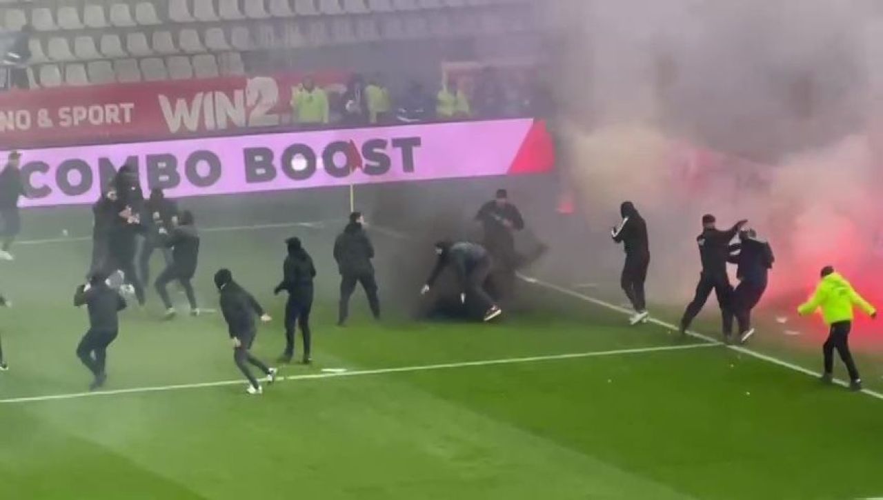 Reacția Jandarmeriei după bătaia de pe teren de la Dinamo - UTA. Ce au făcut ultrașii Stelei înainte de meci_18
