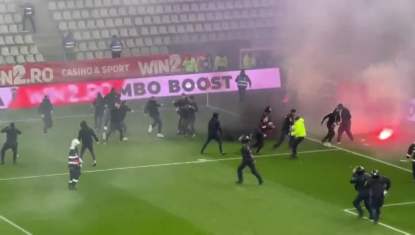 Reacția Jandarmeriei după bătaia de pe teren de la Dinamo - UTA. Ce au făcut ultrașii Stelei înainte de meci_19