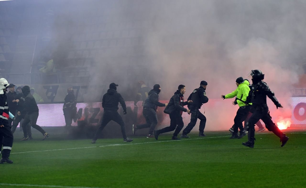 Răzvan Patriche a reacționat după ce suporterii s-au bătut chiar pe gazon, înainte de Dinamo - UTA Arad_3