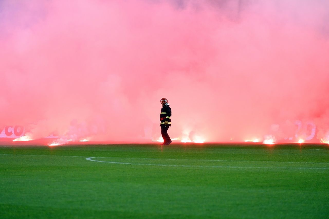 Răzvan Patriche a reacționat după ce suporterii s-au bătut chiar pe gazon, înainte de Dinamo - UTA Arad_5