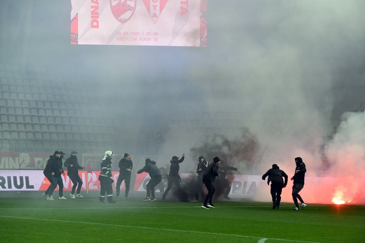 Răzvan Patriche a reacționat după ce suporterii s-au bătut chiar pe gazon, înainte de Dinamo - UTA Arad_6