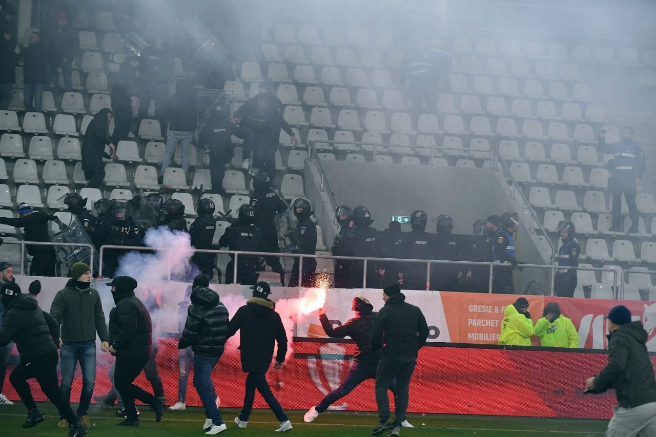 Răzvan Patriche a reacționat după ce suporterii s-au bătut chiar pe gazon, înainte de Dinamo - UTA Arad_7