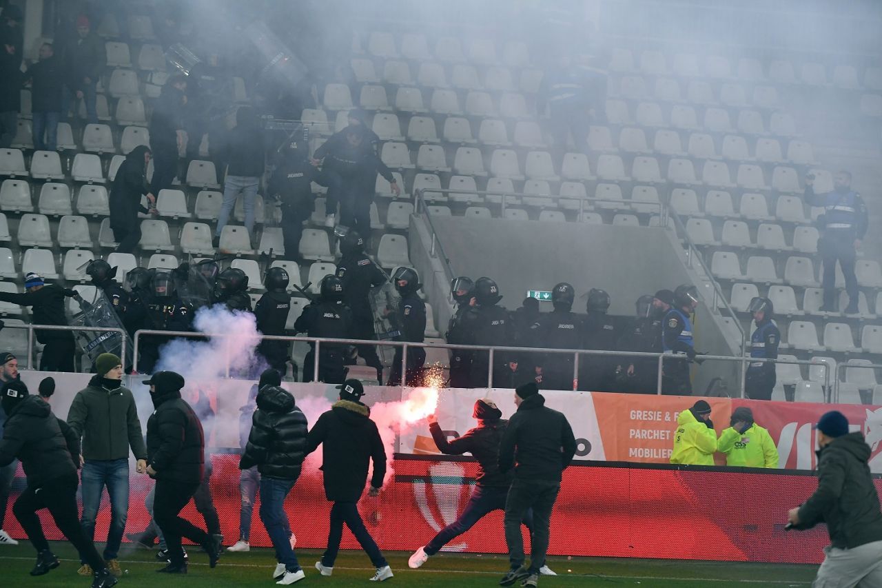 Răzvan Patriche a reacționat după ce suporterii s-au bătut chiar pe gazon, înainte de Dinamo - UTA Arad_7