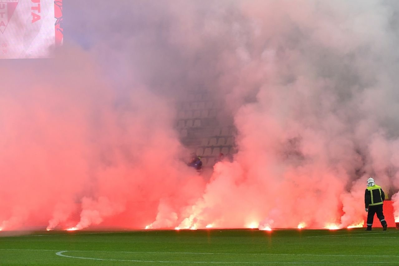 Răzvan Patriche a reacționat după ce suporterii s-au bătut chiar pe gazon, înainte de Dinamo - UTA Arad_10