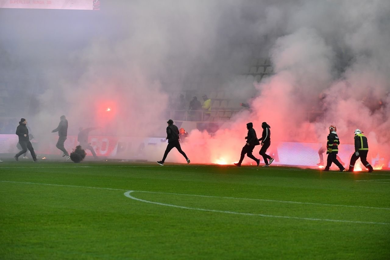 Răzvan Patriche a reacționat după ce suporterii s-au bătut chiar pe gazon, înainte de Dinamo - UTA Arad_11