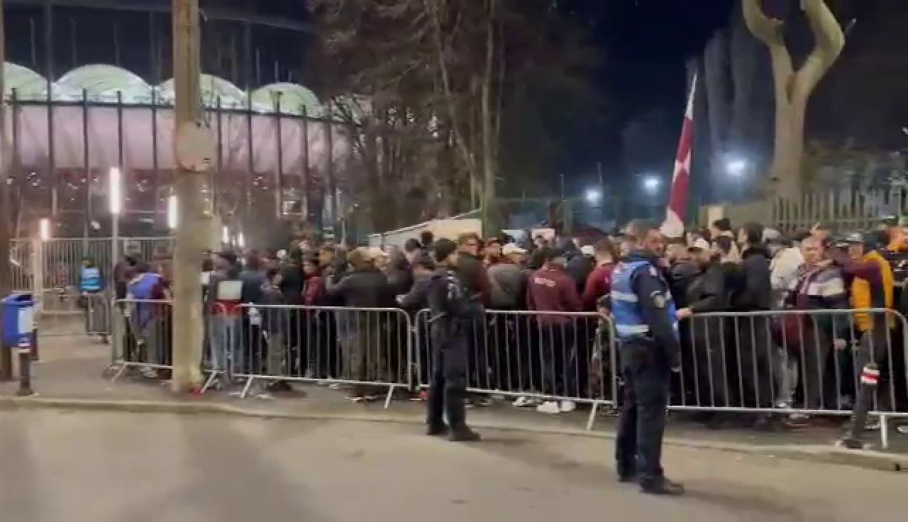 Momente tensionate înaintea derby-ului Rapid - FCSB! Cozi imense la stadion, mii de suporteri nervoși_2