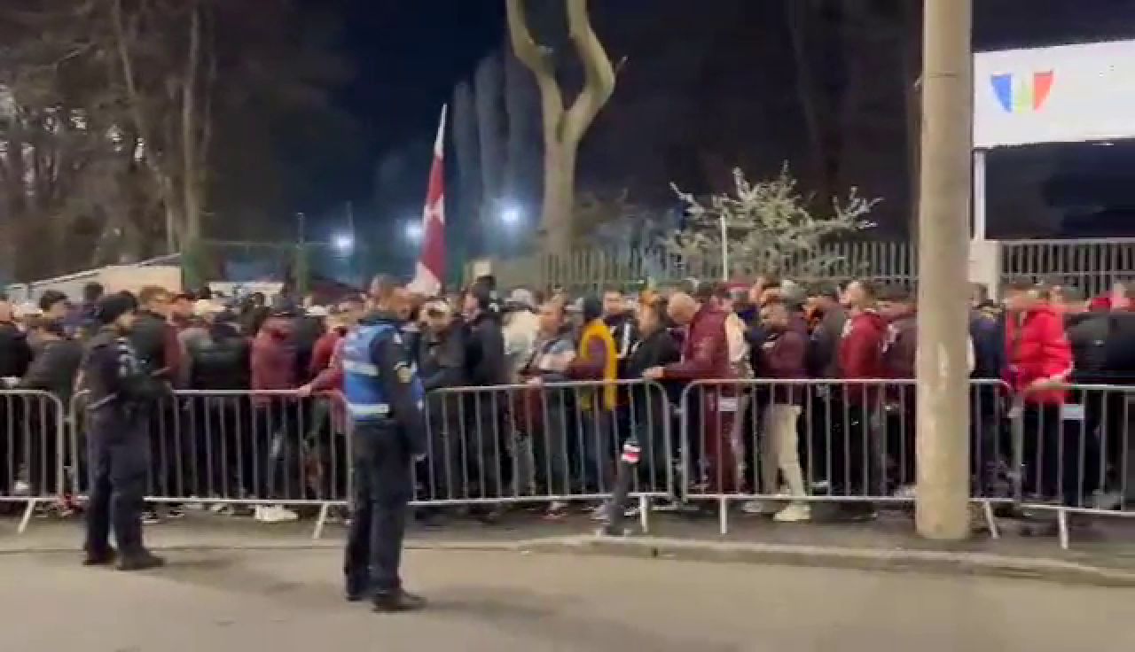 Momente tensionate înaintea derby-ului Rapid - FCSB! Cozi imense la stadion, mii de suporteri nervoși_3