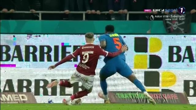 Raritate la Rapid - FCSB! Hațegan a fost chemat la monitorul VAR, dar n-a dat penalty_7