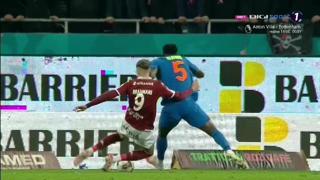 Raritate la Rapid - FCSB! Hațegan a fost chemat la monitorul VAR, dar n-a dat penalty_9