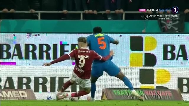 Raritate la Rapid - FCSB! Hațegan a fost chemat la monitorul VAR, dar n-a dat penalty_11
