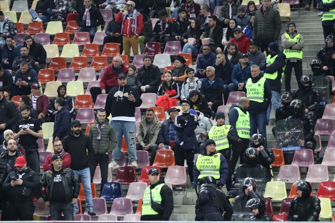 Derby-ul în imagini. Spectacol în tribună, 