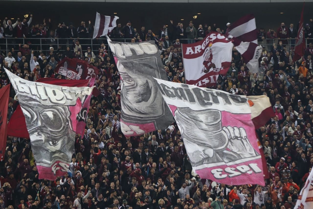 Derby-ul în imagini. Spectacol în tribună, 
