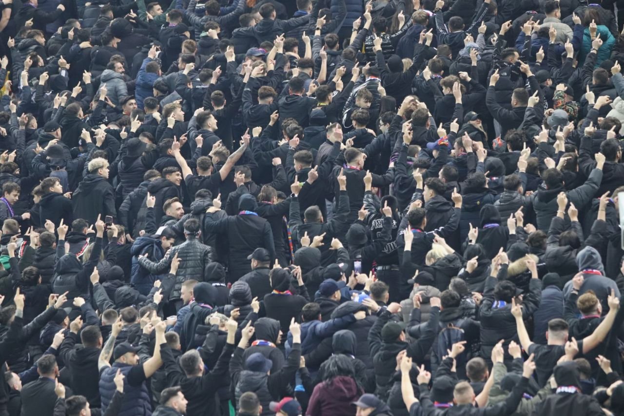 Derby-ul în imagini. Spectacol în tribună, 