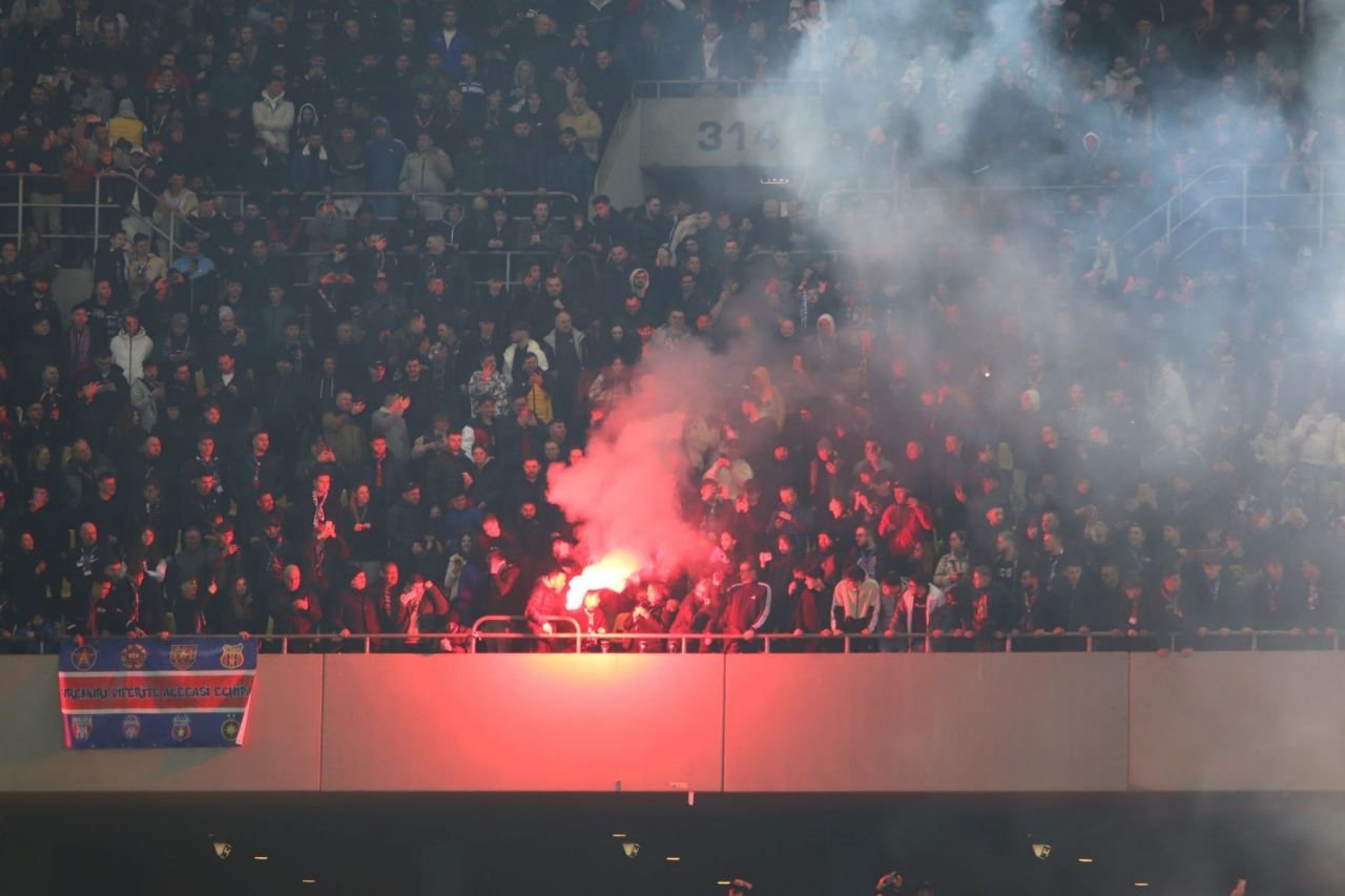 Derby-ul în imagini. Spectacol în tribună, 