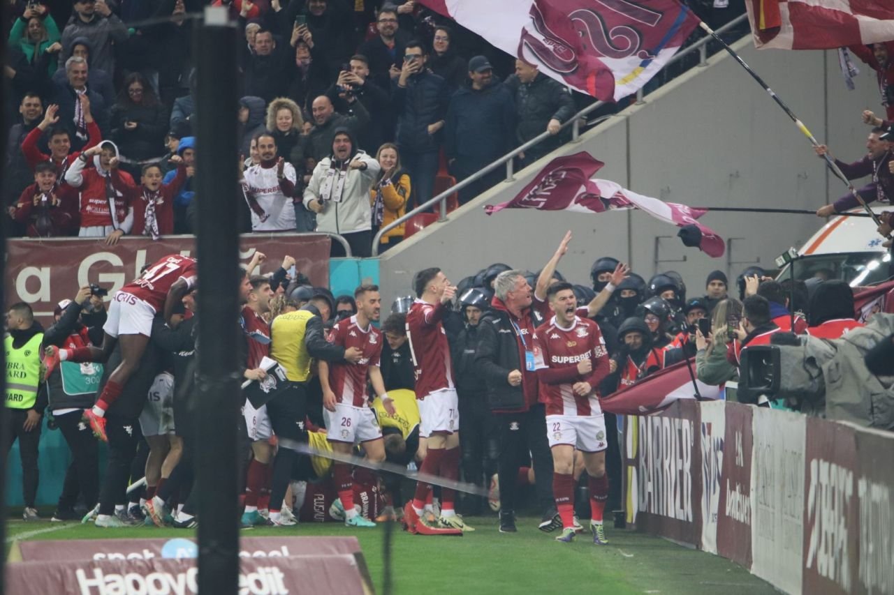 Derby-ul în imagini. Spectacol în tribună, 