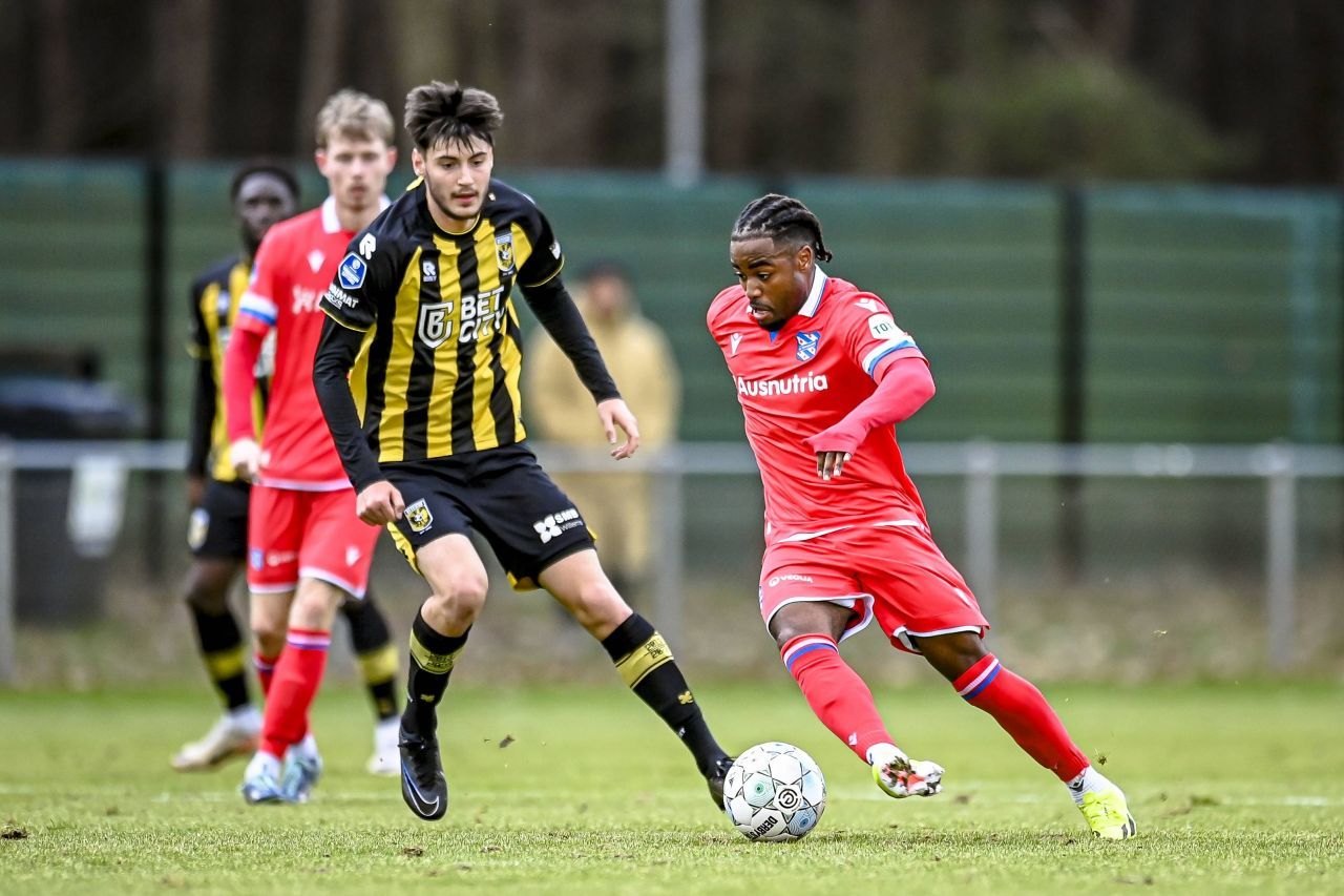 Adrian Mazilu, etapa și banca! Vârful de 3,5 milioane de euro e rezervă eternă și rămâne cu cele 4 minute de la debutul pentru Vitesse Arnhem_15