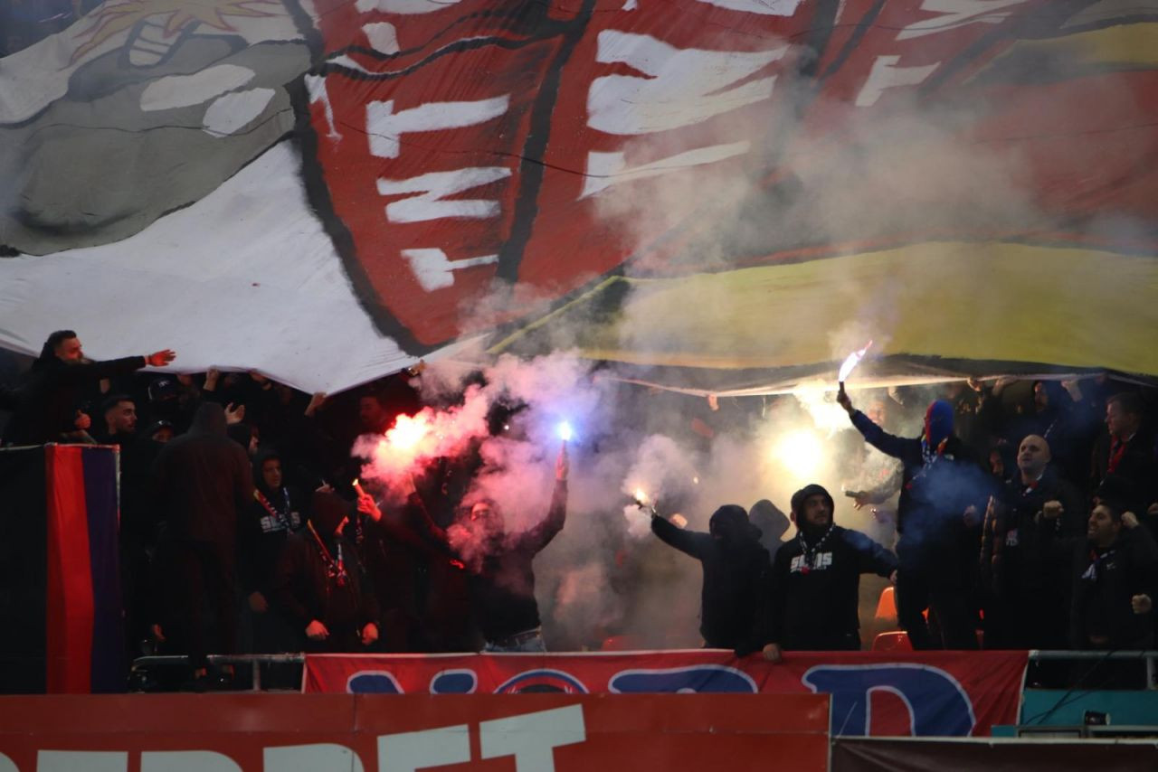 De la amicale, direct la antrenament! :) FCSB, lider in Liga 1 dupa ce a DISTRUS-O pe Craiova! Dubla pentru Man, care ajunge la 12 goluri in campionat! Aici ai fazele din Craiova 0-2 FCSB