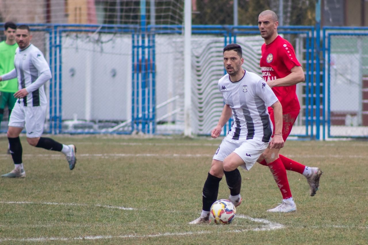Internaționalul rom&acirc;n care a jucat la Dinamo sau Farul, eurogol de la mijlocul terenului!